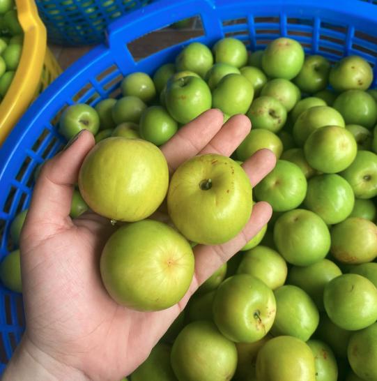 Bán táo hồng miền tây tại Quận 7